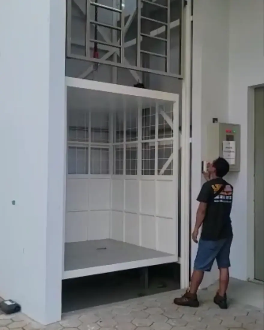 Cargo lift barang
