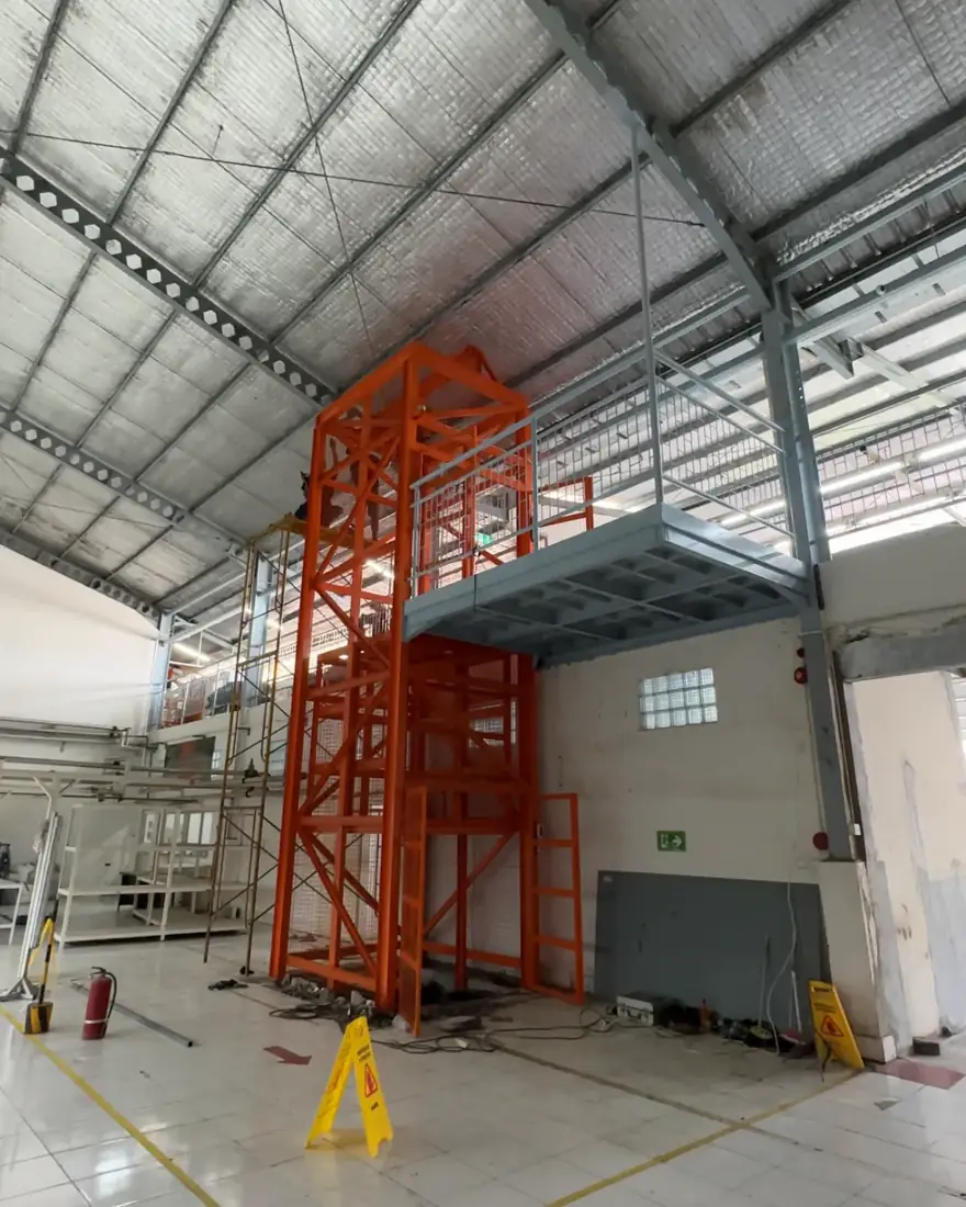 Cargo lift industri rangka baja