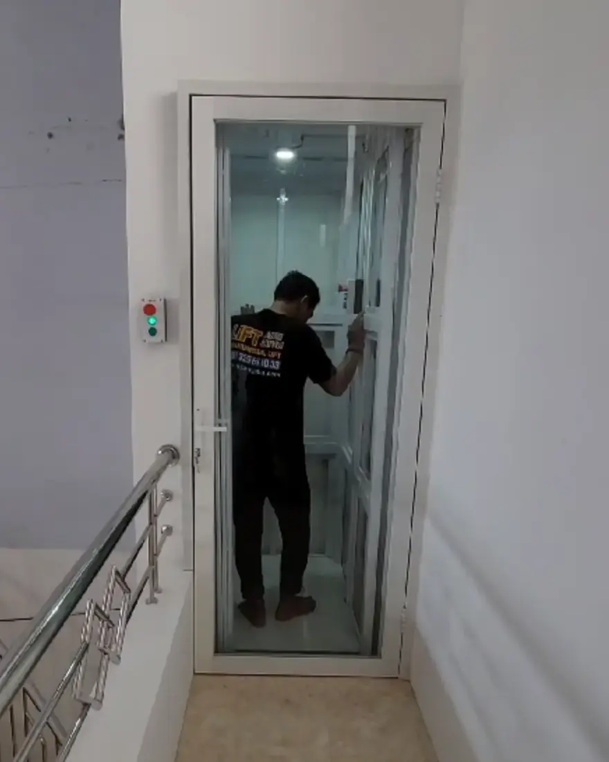 Instalasi lift di lokasi