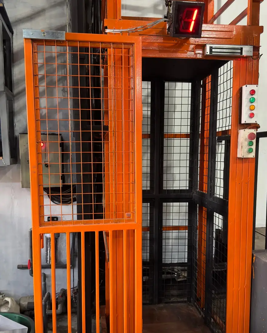 Fabrikasi rangka baja lift di workshop CV Manunggal, Semarang