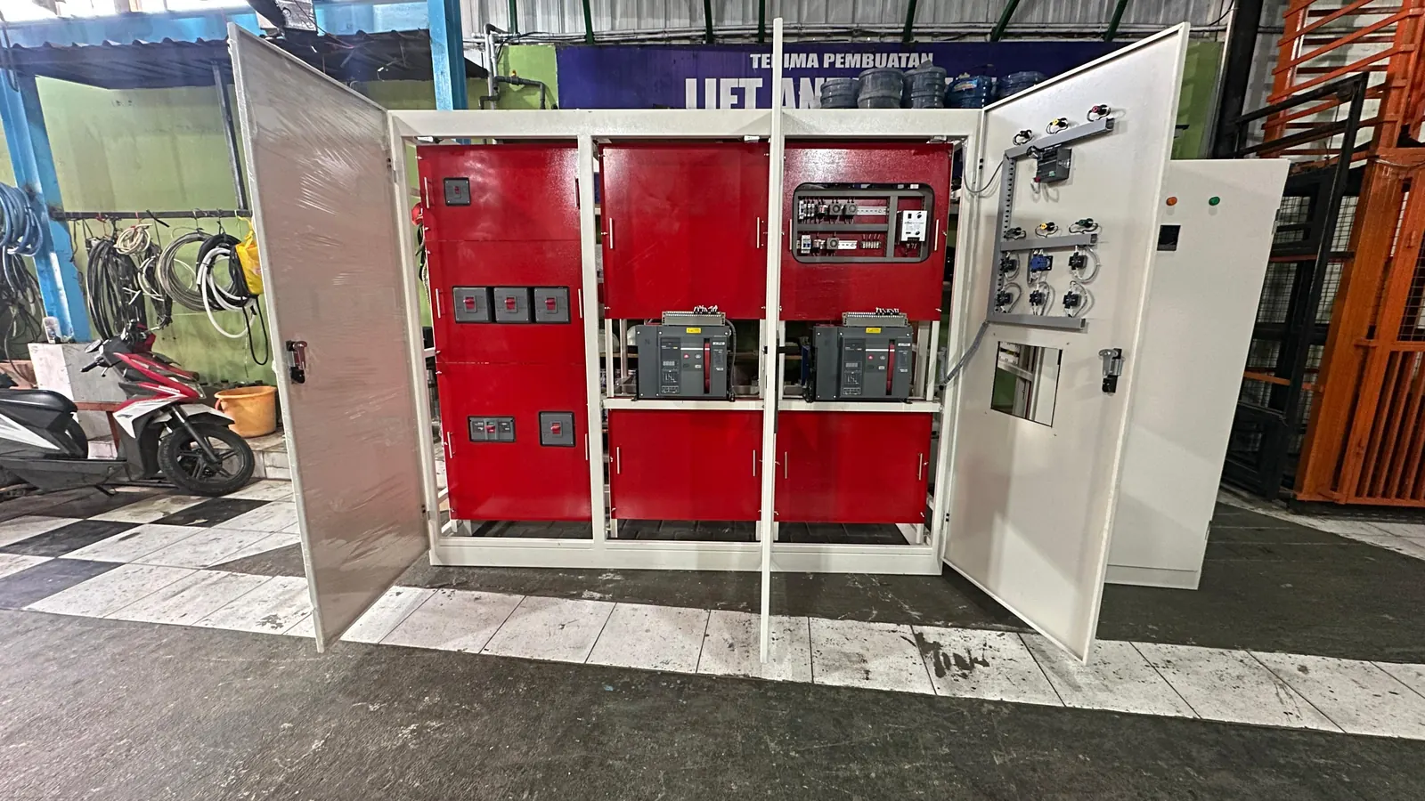 Bank panel LVMDP multi-cubicle &mdash; panel listrik industri rakitan CV Manunggal, Semarang