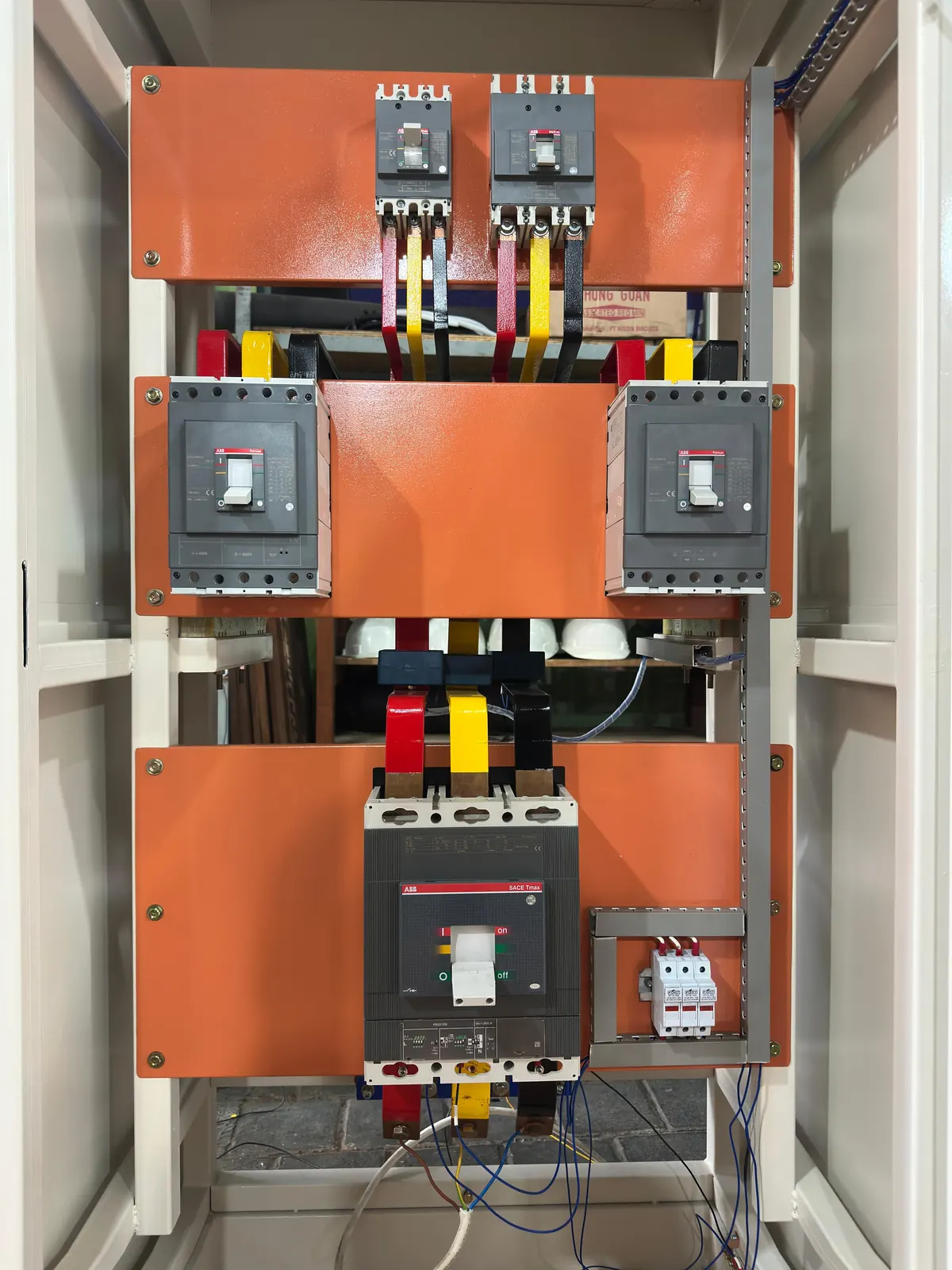 Busbar tembaga & MCCB ABB &mdash; panel listrik industri rakitan CV Manunggal, Semarang