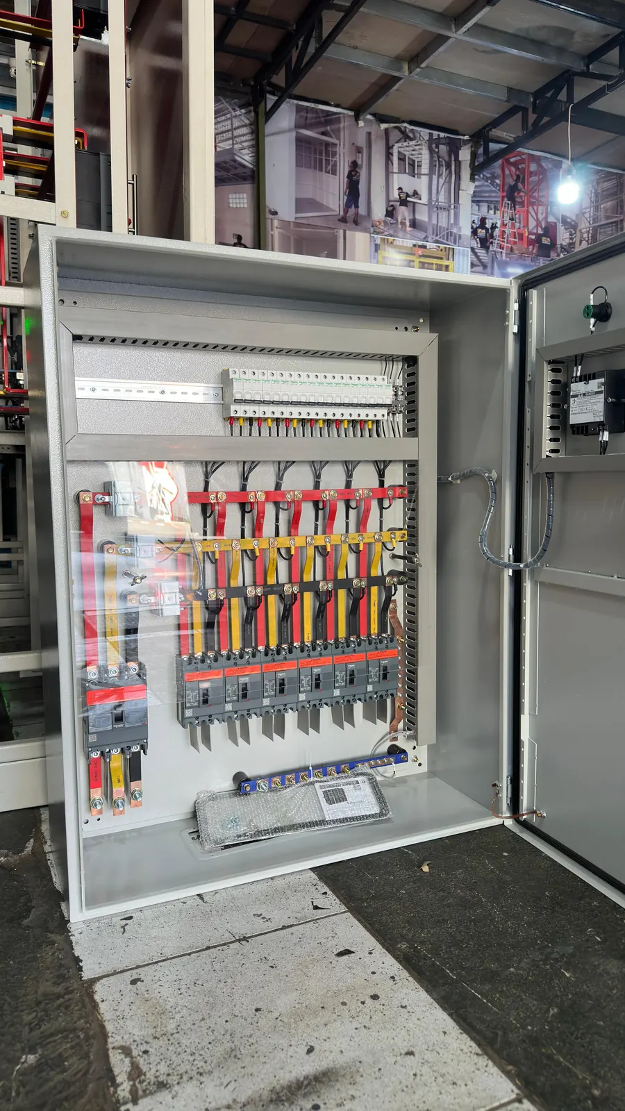 Panel distribusi & kontrol motor &mdash; panel listrik industri rakitan CV Manunggal, Semarang