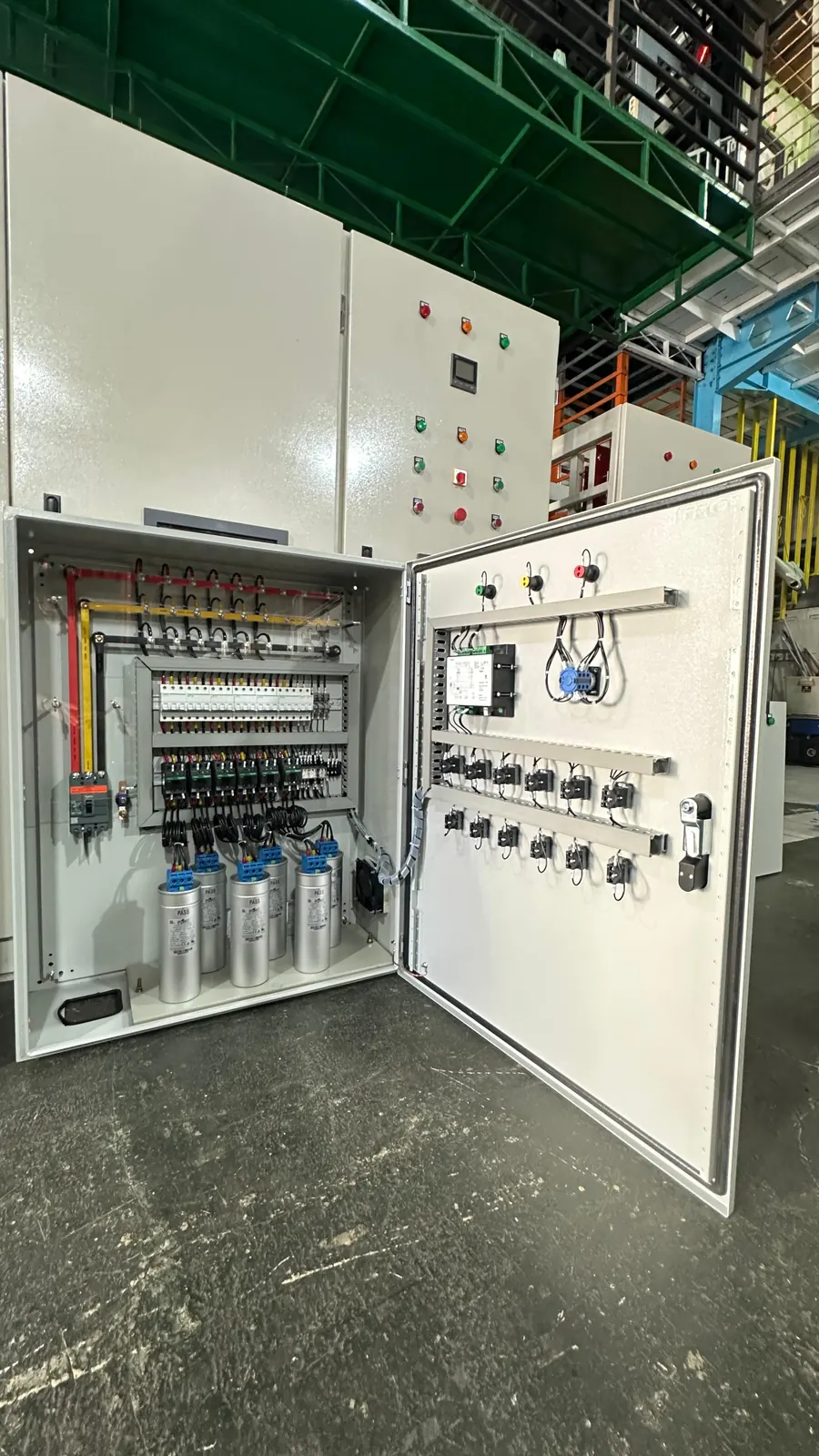 Capacitor bank perbaikan faktor daya &mdash; panel listrik industri rakitan CV Manunggal, Semarang