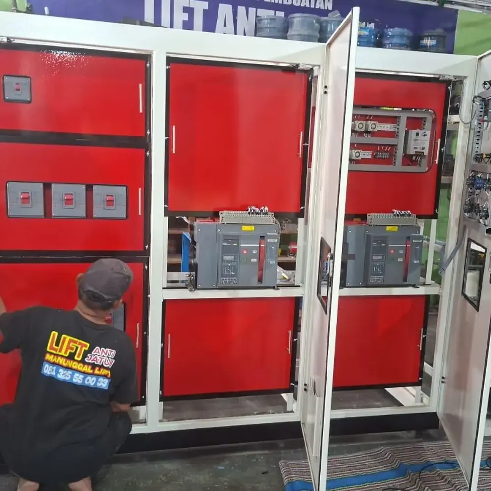 Proses fabrikasi panel LVMDP di workshop CV Manunggal, Semarang