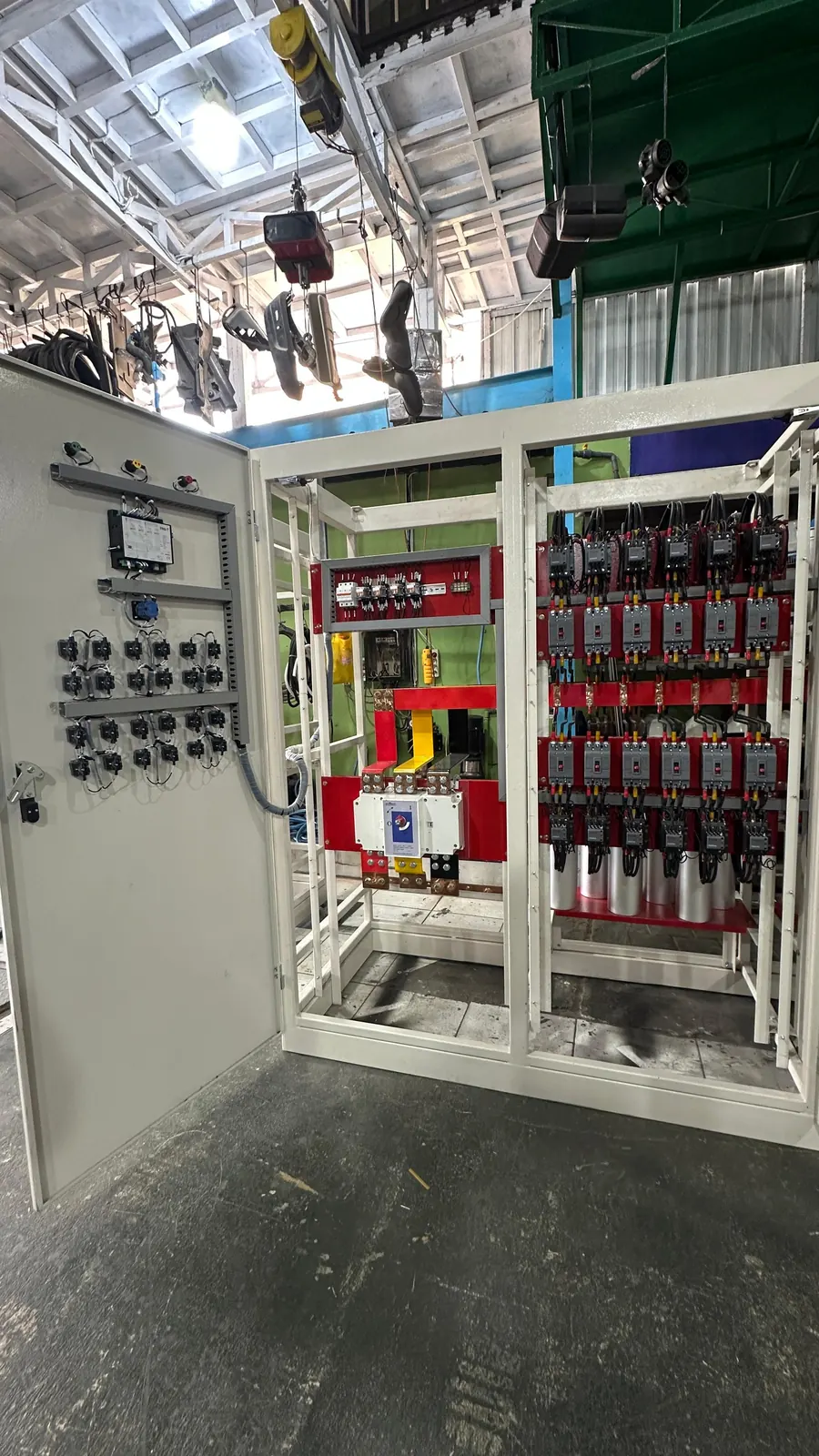 Capacitor bank & deret kontaktor &mdash; panel listrik industri rakitan CV Manunggal, Semarang