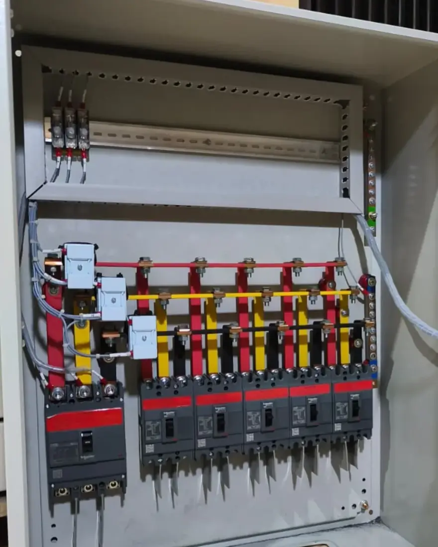 Panel distribusi listrik industri