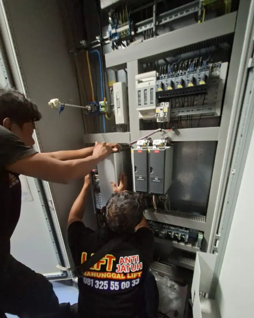 Teknisi merakit & wiring panel PLC