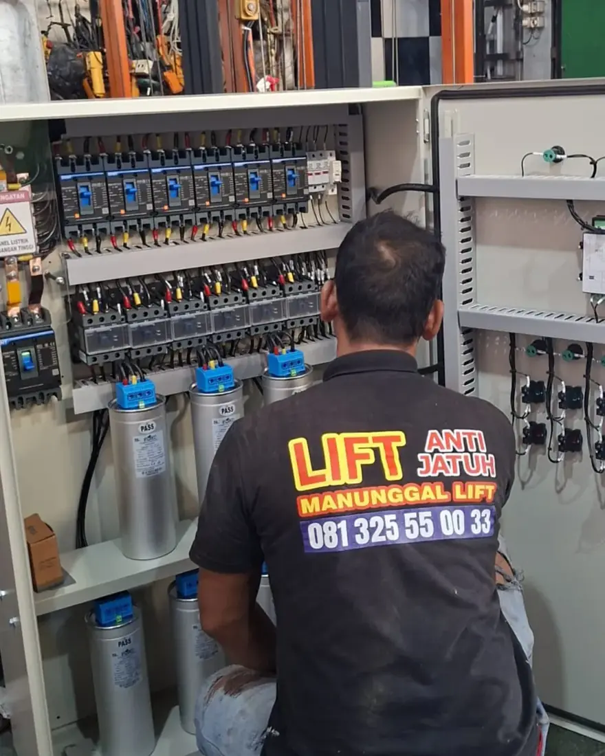 Instalasi panel di lokasi